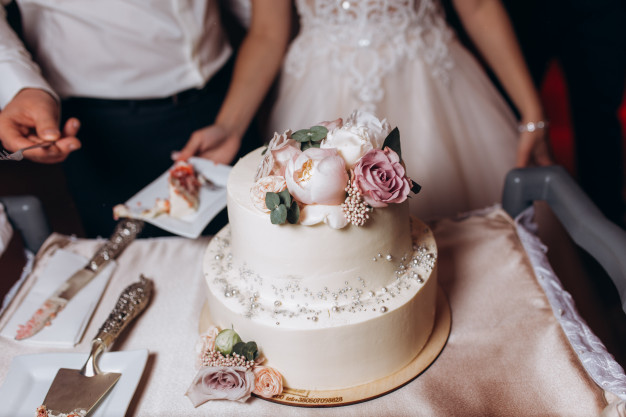 O atributo alt desta imagem está vazio. O nome do arquivo é newlyweds-are-going-taste-wedding-cake_8353-10481.jpg