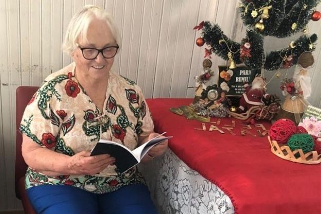 Idosa realiza sonho de ser escritora e lança primeiro livro aos 80 anos